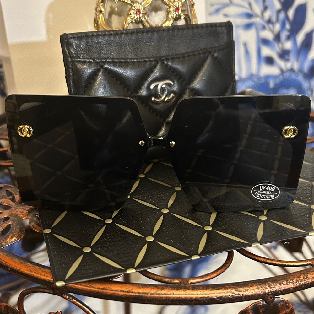 Prada Gift Bag with Free Gifts - Picture 4 of 14